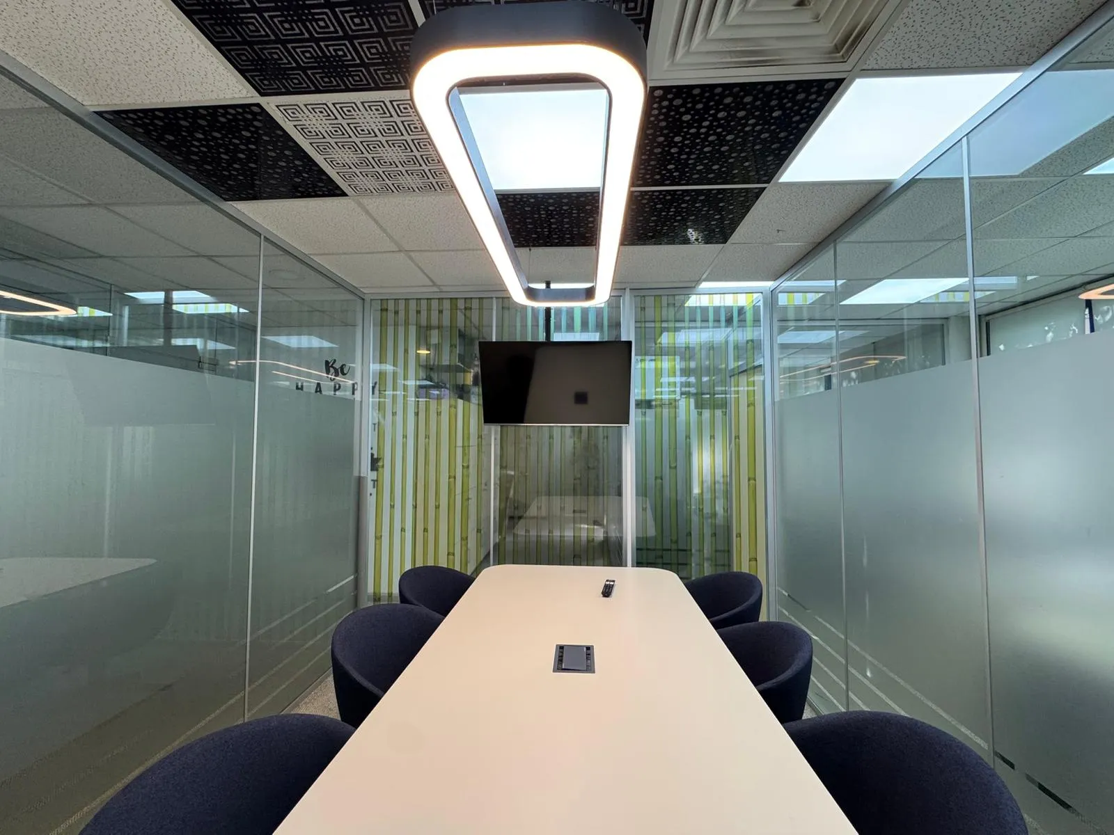 Open Up Office Kozyatağı'nda cam bölmeli toplantı odası